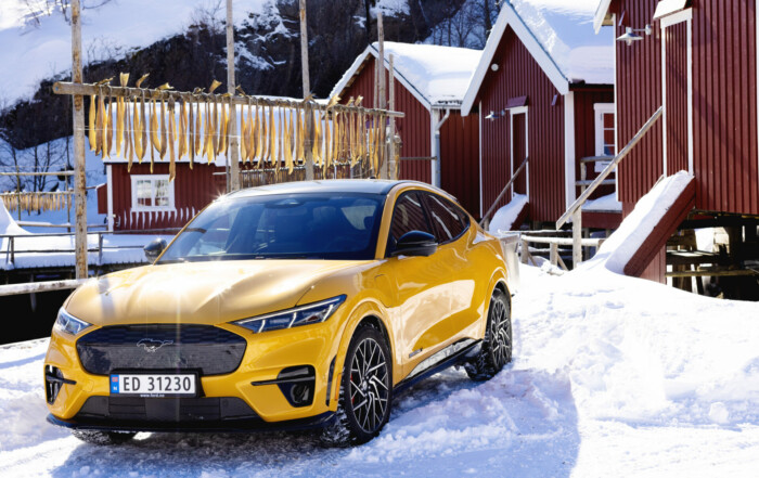 Gul Ford mustang Mach-E i Nusfjord